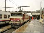 Die SNCF BB 15005 ist mit ihrem EC 90 von Basel SBB in Luxembourg eingetroffen, wo der Zug für die Weiterfahrt nach Bruxelles von einer SNCB Lok übernommen wird. 

11. März 2008