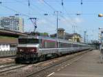 SNCF 15028 verlt am 16.05.2004 mit 8 Corail-Wagen den Bahnhof Thionville in sdlicher Richtung.