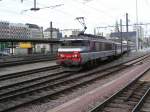 Lok 115023 verlsst mit Personenzug und einer fast halbstndigen Versptung den Bahnhof Luxemburg in Richtung Basel. 23.09.07