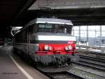 Lok 15021 noch ohne Zug am Bahnsteig in Basel am 08.08.07.
