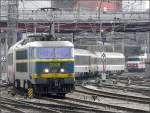 SNCB E-Lok 2006 kommt am 24.02.09 mit dem IC 97  Iris  aus Brssel und fhrt in den Bahnhof von Luxemburg ein, whrend hinten schon die  nez cass  15018 wartet, um nach der bernahme den Zug nach Basel zu ziehen. (Jeanny) 