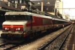 Drei verschiedene Variante der BR 15000 der SNCF. Hier ist 15020 mit EC 97  Iris  Bruxelles Midi-Zrich auf Bahnhof Luxembourg am 6-8-1994. Bild und scan: Date Jan de Vries.