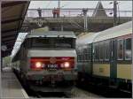 Das SNCF Urgestein 15005 machte am 04.10.09 ihre Aufwartung beim Fest 150 Jahre Eisenbahn in Luxembourg und entgegen ihren sonstigen Angewohnheiten, schlich sie regelrecht mit dem IC 97  Iris  am Haken durch den Bahnhof Bettembourg. (Jeanny) 