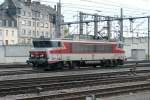 Die SNCF Elektrolok 15014 rangiert und setzt sich im Hauptbahnhof Luxembourg  am 31.10.2004 vor einen Eurocity in Richtung Frankreich.