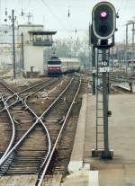 Ein EC mit Lok 15 007 der SNCF bei der Einfahrt in Straburg unterhalb des Stellwerk I (03/2002)