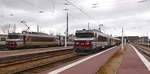 Die SNCF-BB15051 und SNCF-BB15039 stehen beide jeweils mit einem Intercité bereit um die Ausflügler am Abend aus den beiden berühmten Seebädern Trouville und Deauville zurück