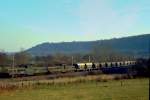 Frankreich, Meuse, zwei SNCF  Bgeleisen  des Typs CC-14100,davon das zweite abgebgelt, bei Montmdy, mit einem Gterzug, Scan eines Dias aus dem Jahr 1976