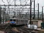 Einfahrt einer Dreifachtraktion aus SNCF-Z5355+Z5307+Z5329 in den Gare de Lyon. Diese betagten Inox-Triebzge der Reihe Z5300 fr 1500V Gleichspannung sind noch im Pariser Vorortverkehr zu finden, werden aber sukzessive durch neue Fahrzeuge ersetzt.
Paris Gare-de-Lyon 05.05.09
Bild vom Bahnsteig aus entstanden.