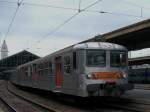 Dreifachtraktion aus SNCF Z5329-Z5307+Z5355 abfahrbereit im Gare de Lyon. Diese betagten Inox-Triebzge der Reihe Z5300 fr 1500V Gleichspannung sind noch im Pariser Vorortverkehr zu finden, werden aber sukzessive durch neue Fahrzeuge ersetzt. Paris Gare-de-Lyon 05.05.09 Bild vom Bahnsteig aus entstanden.