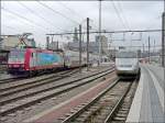 Paralellausfahrt am 24.02.09 aus dem Bahnhof von Luxemburg: E-Lok 4013 fhrt nach Rodange und der TGV nach Paris-Est.