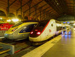 Eurostar der neuesten Generation und ein TGV nebeneinander im Pariser Bahnhof Gare du Nord, 14.10.2018.