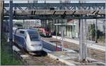 Ein Blick auf den Bahnhof von Evian mit dem TGV 6504 nach Paris und zwei SNCF Regiolis Z 31500 (Léman Express).