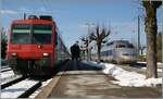 Der SBB NPZ nach Neuchâtel wartet in Frasne auf den rechts im Bild zu sehenden TGV aus Paris Gare de Lyon.