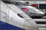 TGV-Generationen - 

Das Design des hinteren TGVs erscheint mir doch formschöner. Gare de Lyon, Paris, 

21.07.2012 (J)