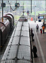 Vorne ein Höcker mit Pantograf -    Blick über die Wagendächer eines Thalys-Triebzuges zum Triebkopf beim Halt in Rotterdam Centraal.