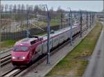 Der PBA Thalys 4534 donnert am 10.03.2010 ber die Hochgeschwindigkeitsstrecke HSL Zuid in Richtung Antwerpen durch den Bahnhof von Lage Zwaluwe.