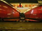 2 Generationen vom Thalys Schnauzen. Thalys 4306 und 4533 aneinandergekuppelt im Bahnhof von Brssel Midi am 03.02.06.