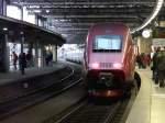 Dieser Thalys wartet mit offener Bugklappe im Bahnhof von Bruxelles Midi auf seinen Bruderzug aus Kln, um spter mit ihm zusammen die Reise nach Paris anzutreten.