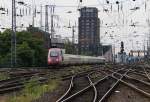 Ein Thalys hat Einfahrt in den Hauptbahnhof Köln.