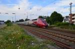 Thalys 4343 aus Essen kommend als Umleiter von Düsseldorf über Rheydt Hbf nach Aachen Hbf und Paris am Abend des 22.7.2015 auf Gleis 3 durch Rheydt Hbf.