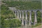 Der TGV 9765 fährt über das Cize-Bolozon Viadukt im französischen Jura in Richtung Genf.