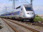 Ein TGV Est aus Paris wechselt im Sommer 2007 kurz vor der Kurve bei Appenweier auf das Gegengleis um auf der Rheintalbahn Richtung Karlsruhe/Stuttgart zu fahren.