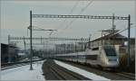 TGV Lyria 9269 von Paris Gare de Lyon nach Lausanne, bestehend aus den Einheiten 4403 und 4404, kurz vor dem Ziel bei der Durchfahrt in Prilly Malley.