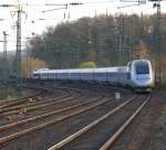 Im letzten Abendlicht nach Paris - 

Der TGV aus Saarbrcken fhrt nun ber die 4 gleisige Brcke ,die die Saar und die A 620 am Saarbrcker Messegelnde (Schanzenberg) berquert.
Das rechte Gleis ist das Richtungsgleis der KBS 682 nach Forbach, das linke Gleis dies aus Rtg. Forbach. Die beiden mittleren Gleise gehren zur Gterzugstrecke nach Frstenhausen.
Bis vor ca. 25 Jahren gab es noch ein fnftes Gleis (ganz rechts), dies gehrte zur Schlackenbahn der Burbacher Htte.

02.04.2011