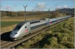 Der TGV Lyria Triebzug N° 4408 von Paris Gare de Lyon nach Lausanne kurz vor Cossonay.