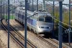  Bonjour ingnieur!  Ein Atlantique beim Tiefflug durch eine der vielen Champagne-Senken auf der Strecke Paris Est-Reims. Warum fahren die Dinger nicht mit Dampf? Dann wrden die Masten nicht stren;-) Aufgenommen von einer Brcke bei Duhisy; 12.11.2011