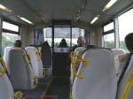 Innenansicht der zweiteiligen Tram-Train U25503+U25504 (TT2) vom Typ Siemens Avanto S 70 (fr 25kV/50Hz und 750V=) auf der Fahrt von Bondy nach Aulnay-sous-Bois unterwegs auf der Tram-Linie T4 im