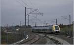 Der SNCF Z 27 582 verlässt als TER 895052 den Bahnhof Meroux (TGV) Richtung Belfort, im Hintergrund, hinter dem grünen Ausfahrsignal, ist der  alte Bahnhof von Meroux zu erkennen.
15. Dez. 2018