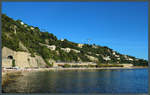 Bei Villefranche-sur-Mer verläuft die Bahnstrecke Nizza - Monaco - Genua auf einer langen Galerie mit schönem Blick auf die Côte d'Azur.