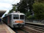 SNCF-Z5362 ist gerade von Paris-Montparnasse nach Svres gefahren. 
Die letzten noch in Vorortverkehr eingesetzten Gleichspannungstriebwagen der Reihe Z5300 stehen vor der Ablsung. 

2012-10-05 Svres-Rive-Gauche 