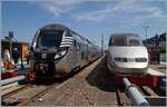 Seit dem 11. Dezember 2005 kann die Strecke Rennes - St-Malo elektrisch befahren werden und somit k�nnen, neben den 18 BreizGo Zugspaare, auch direkte TGV Z�ge von und nach Paris Montparnasse verkehren. Je nach Wochentag werden 3 bis 4 Zugspaare angeboten, die Reise nach Paris dauert nur etwa 2 1/2 Stunden, also fast eben so lange wie bei der Er�ffnung der Strecke die Fahrt nach Rennes. Im Bild der TGV Atlantique N� 323, welcher als TGV 8088 nach Paris fahren wird und rechts der  lange  Z 55557 132L als TER BreizhGo als nach Rennes.

 14. Mai 2019 