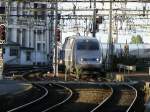 Bordeaux Gare-St-Jean,   TGV-A 360 schlngelt sich durch die Bahnhofseinfahrt, nachdem er gerade die Garonnebrcke berquert hat.