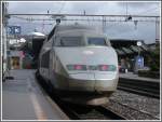Der TGV nach Paris gare de Lyon wird in die Halle des Zrcher Hauptbahnhofes gefahren.