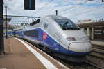 TGV  duplex  Nr. 242 in Richtung Montpellier wartet im Bhf Dijon auf Abfahrt (Juli 2017).