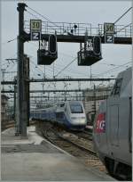 Whrend der TGV Lyria nach Lausanne noch auf die Abfahrt wartet, verlsst ein TGV Dublex Paris Gare de Lyon.