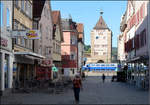 Eine TGV-Türe im Schaufenster -    Fußgängerzone in Esslingen mit eine vorbeifahrenden TGV vor dem Pliensauturm.