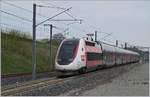 Der TGV 4419 nach Mulhouse verlässt nach einem kurzen Halt den Bahnhof Belfort Montbeliard TGV.
