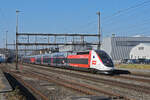 TGV Lyria 4717 durchfährt den Bahnhof Rupperswil.