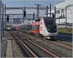 Ein TGV Lyria mit dem Triebkopf 4717 an der Spitze erreicht von Paris Gare de Lyon kommend Prilly Malley und ist somit schon fast an seinem Ziel in Lausanne.