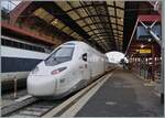 Durch die weisse Farbe im Kontrast mit der alten Bahnhofshalle von Strasbourg vermittelt der neue TGV M  Avelina Horizon  Rame 997 mit den Triebköpfen TGV 21015 und 21016 einen futuristischen