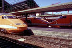 Die TGV 68, 73 und 96 sowie ein weiterer unbekannter TGV im Hintergrund in den späten 1980er Jahren im Bf. Lyon-Perrache. Damals endet die LGV Sud-Est noch in diesem Stadtbahnhof.