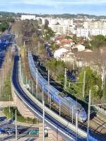 Frankreich, Languedoc, Montpellier Corum, der TGV auf der Strecke Montpellier-Nîmes kurz nach der Abfahrt aus dem Bahnhof Montpellier Saint-Roch. Nachschuss von der Terrasse auf dem Dach des Corum aus fotografiert. 01.03.2014