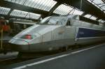 Der TGV  Champs d'Elis  kurz vor der Abfahrt nach Paris in Zrich Hauptbahnhof Ende August 2001