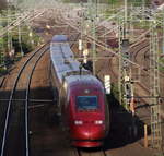 Duch Zufall entdeckte ich auf einer Radtour eine Brücke über die KBS 480. Genau zur richtigen Zeit kam dann noch THA 9461 (Paris Nord - Dortmund Hbf) vorbei.

Köln Müngersdorf, 30. April 2017