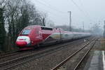 In Düsseldorf-Oberbilk ist Thalys 4341 am 12.01.2018 mit einem farblich nicht ganz passenden Frontteil in Richtung Norden unterwegs