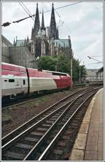 Triebzug 4343 rollt vor dem Klner Dom zum Deutzer Feld.